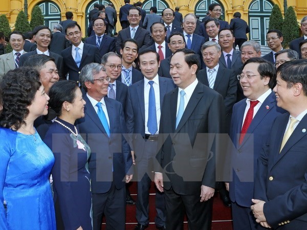 President meets Vietnamese ambassadors abroad  - ảnh 1